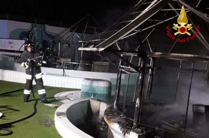 Incendio notturno al parco acquatico di Grado
