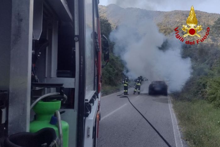 Incendio di un'autovettura nel pomeriggio in Fvg