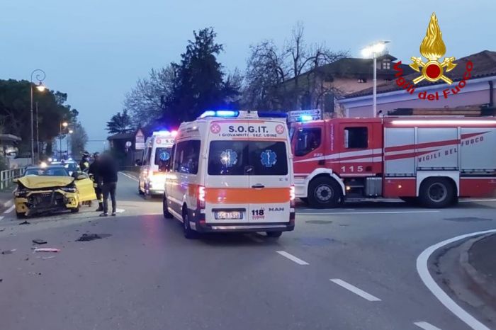 FVG, auto si scontrano a un incrocio: sul posto i vigili del fuoco di ritorno da un altro intervento