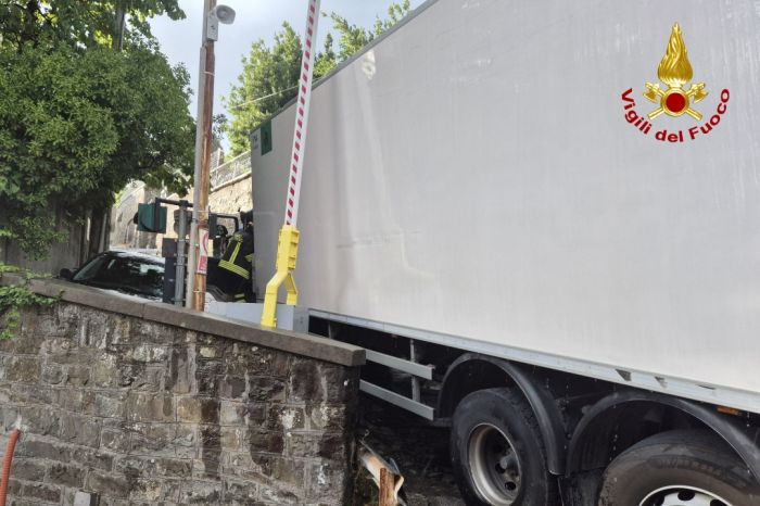 Trieste, camion incastrato sui binari: operazione con autogru per liberare il passaggio