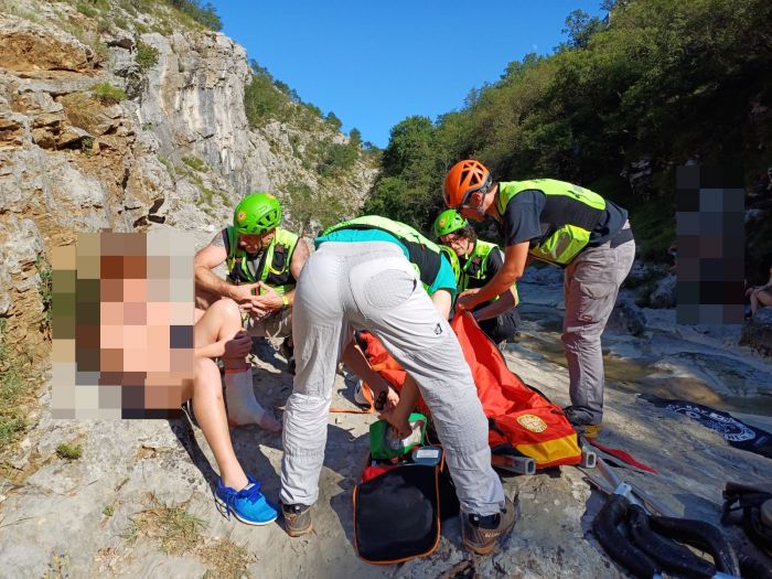 Val Rosandra, tredicenne si infortuna ad un arto inferiore sul torrente: in 10 a soccorrerlo 