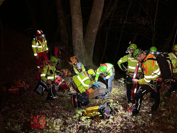Cacciatore cade in un dirupo in Fvg: operazioni di recupero in corso