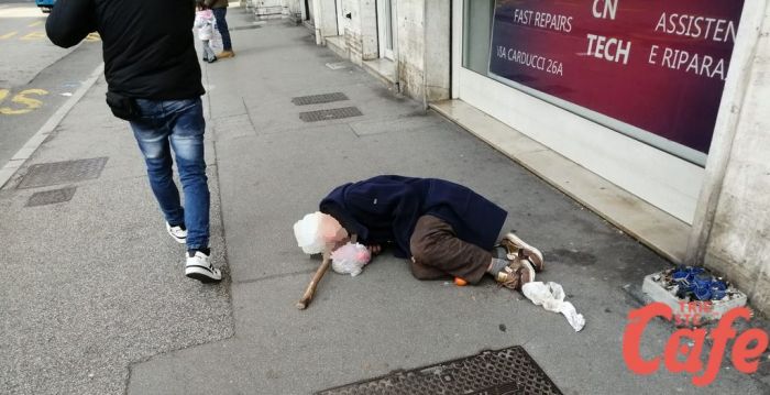 Un grido silenzioso in via Carducci, la fragilità invisibile che cammina tra noi