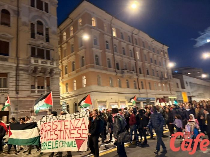 Trieste, corteo pro Palestina: centinaia di persone attraversano il centro fino a via Carducci