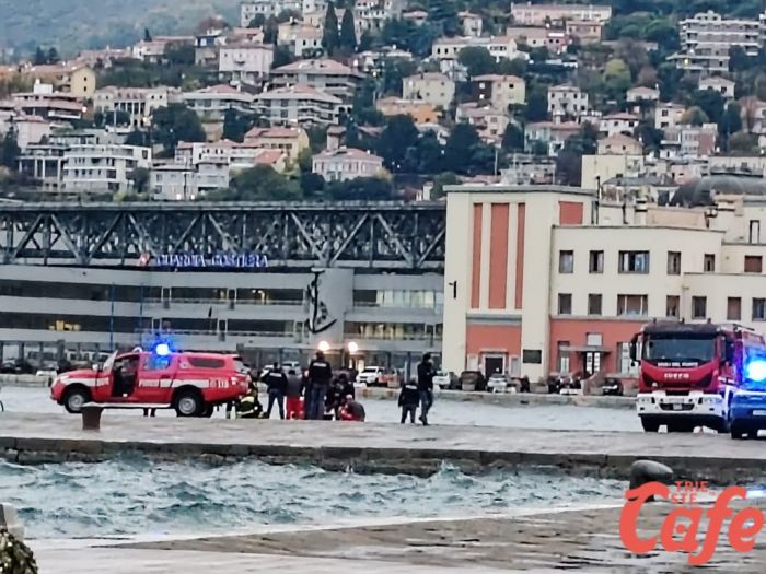 Tragedia sul Molo Audace: uomo cade in mare e perde la vita nonostante i soccorsi
