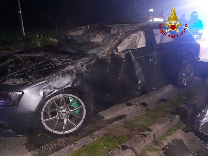 San Biagio di Callalta, auto finisce rovesciata: tre persone ferite