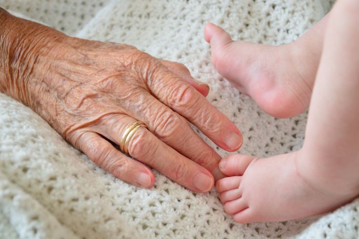Nonna cacciata da un bar del centro per il pianto della nipotina: scoppia l’indignazione social