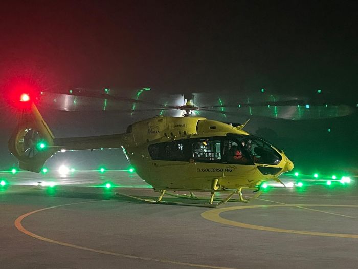 Fvg, coppia di giovani perdono a mezzanotte il controllo della moto: gravi all'ospedale 