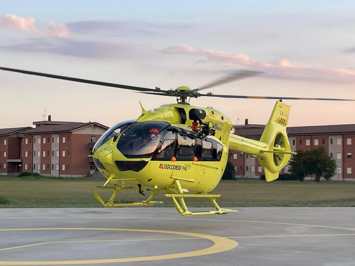Si schianta contro un'auto, ciclista 70enne elitrasportato all'ospedale 