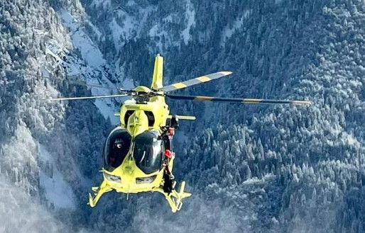 Improvviso malore mentre è in gita in montagna, persona elitrasportata all'ospedale