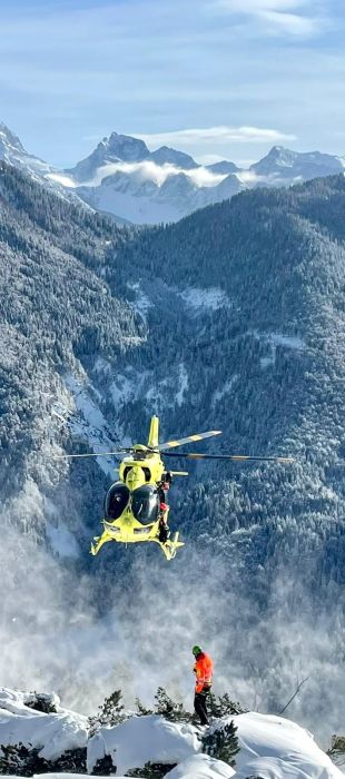 Si perde mentre scende dalle montagne Fvg e chiama il soccorso alpino 