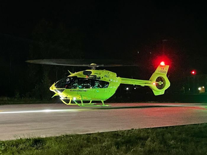Fvg, perde il controllo dell'auto nella notte precipitando in un fossato: elitrasportato all'ospedale 