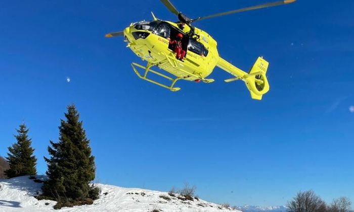 Crisi epilettica mentre scia in montagna, 50enne triestino elitrasportato all'ospedale  