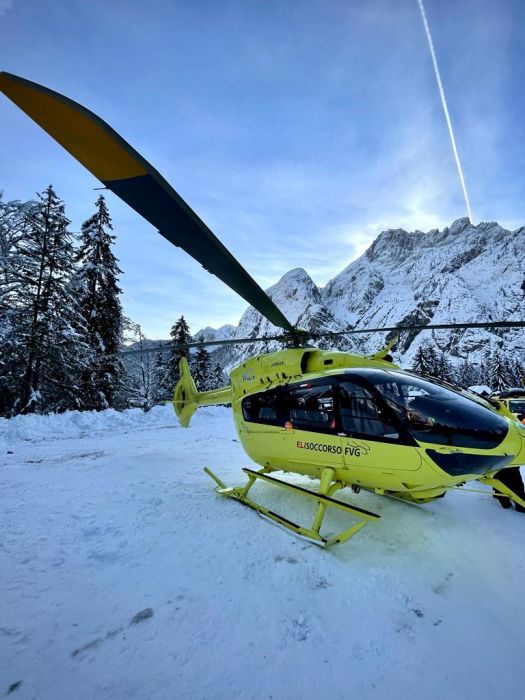 Si smarriscono in montagna e si fanno recuperare dall'elisoccorso