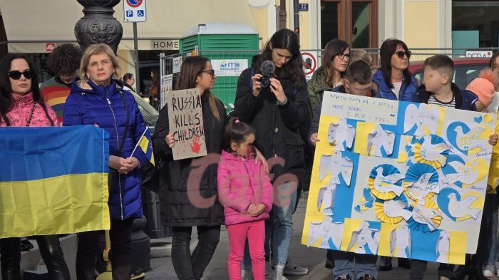Invasione dell’Ucraina, Trieste unita con il popolo ucraino: folla in piazza della Borsa 