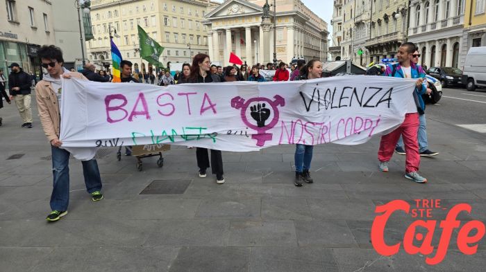 Fridays for Future in corteo a Trieste: "Lotta contro il cambiamento climatico". C'è anche Laura (FOTO-VIDEO)