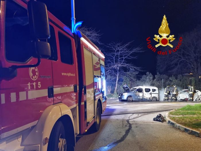 Paura nella notte a Trieste: auto in fiamme nei pressi di Erta Sant’Anna