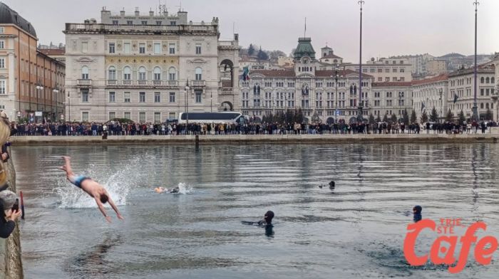 Tradizionale tuffo degli ortodossi sulle Rive di Trieste: fede e coraggio per l’Epifania