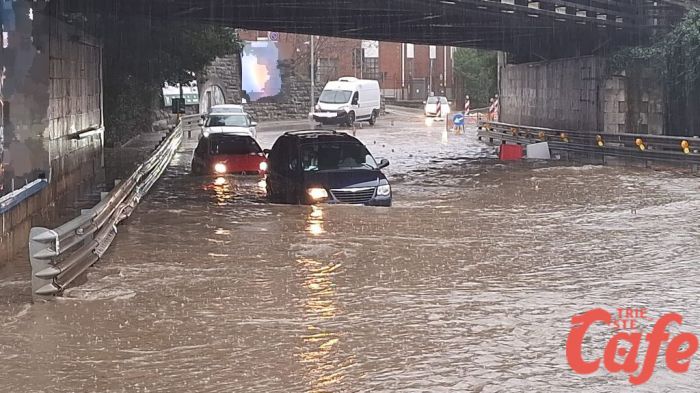 Maltempo a Trieste: auto in difficoltà nel sottopasso allagato di viale Miramare (FOTO-VIDEO)