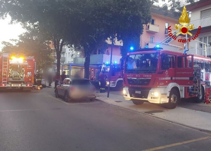 Incendio di un tetto che ha parzialmente coinvolto un appartamento a Lignano Pineta 