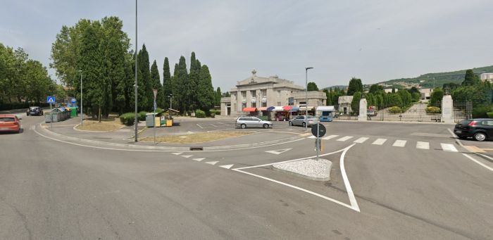 Scontro nella rotonda del cimitero di Sant'Anna, traffico in tilt e un ferito