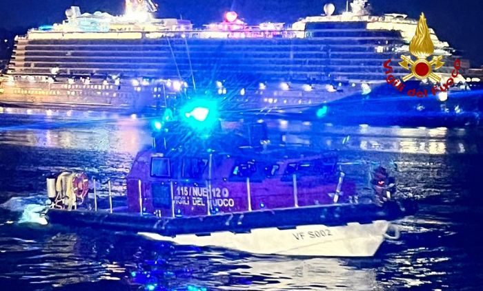 Annaspa in acqua tra molo Pescheria e yacht, immediato intervento dei sommozzatori davanti piazza Unità 