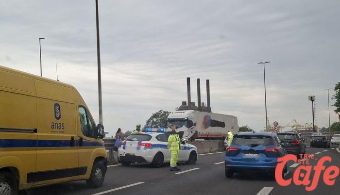 Auto contro il guardrail in superstrada: traffico bloccato, vigili in azione per deviare i veicoli