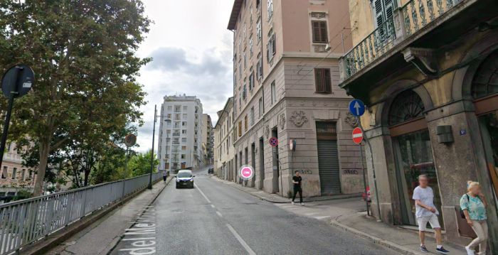Via Molino a Vento, molesta ragazza e aggredisce il giovane che tenta di difenderla