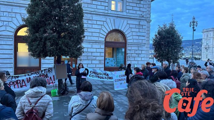 Riorganizzazione consultori, protesta sotto la Regione Fvg (FOTO)