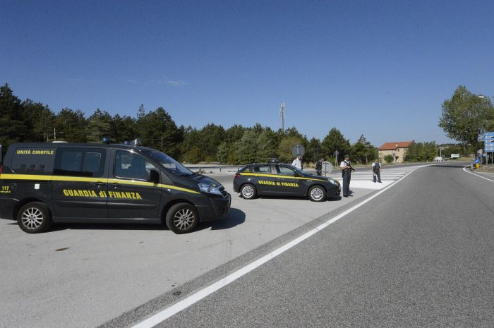 Trieste, traffico illecito di tabacco da masticare: chiusi tre negozi e tre persone denunciate