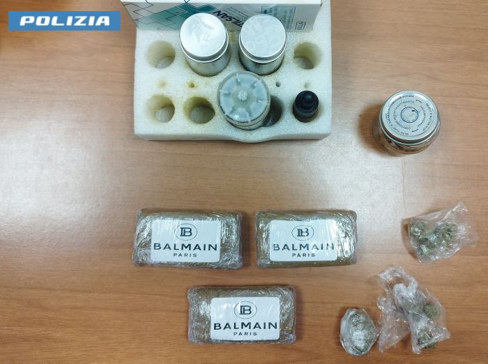 Alt della Polizia, ma l'auto “profuma” troppo: trovati panetti di hashish