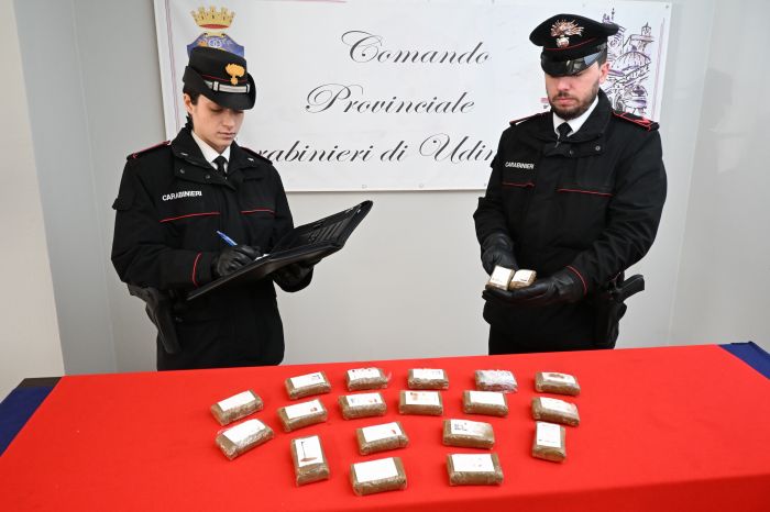 Udine: due arresti per spaccio di hashish. Sequestrati due chili di droga nascosti in auto