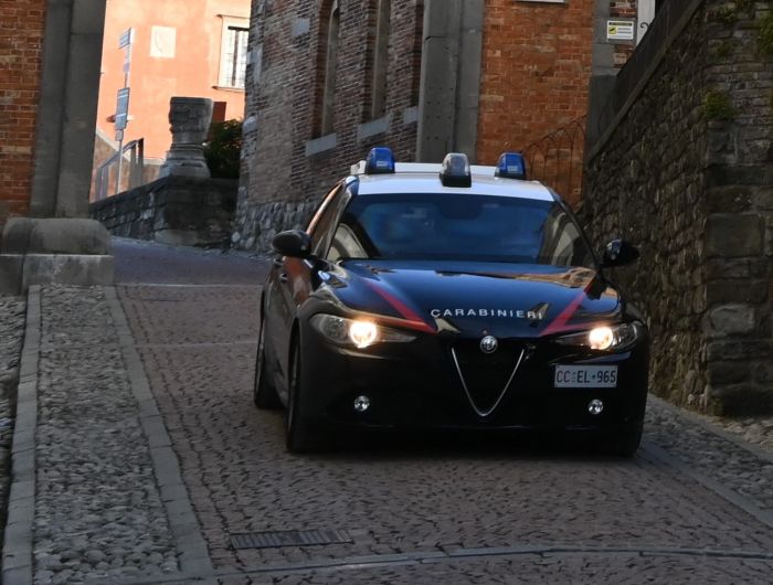 Schiamazzi e tensione in Fvg, donna denunciata dai Carabinieri: trovati hashish e bilancino