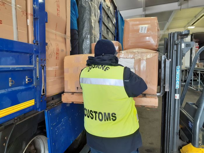 Scoperti 2000 paia di scarpe con falso “Made in Italy” nel Porto di Trieste: sequestro di ADM e Finanza