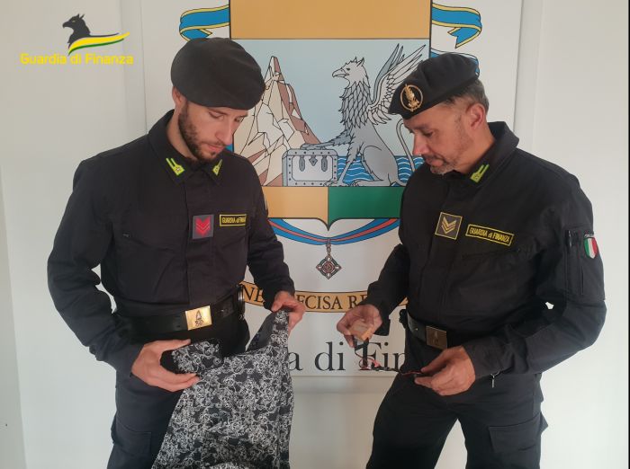 Superano i quiz per la patente con l’aiuto da casa, denunciati tre stranieri attrezzati con microcamere e auricolari