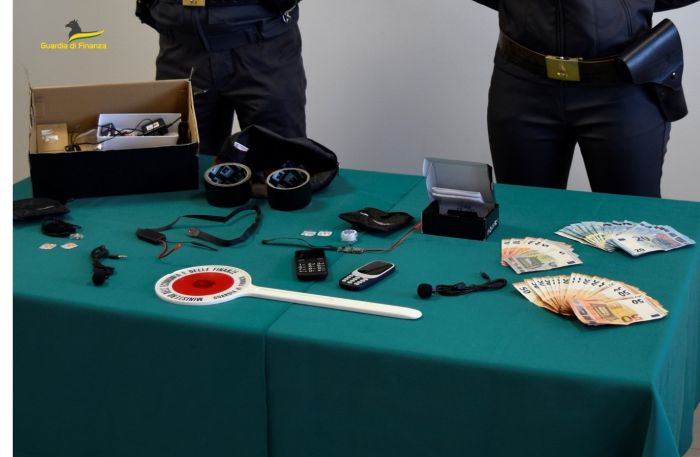 Pagano 2.000 euro per superare i quiz per la patente con l’aiuto esterno. denunciati 4 stranieri: 2 suggeritori e 2 candidati