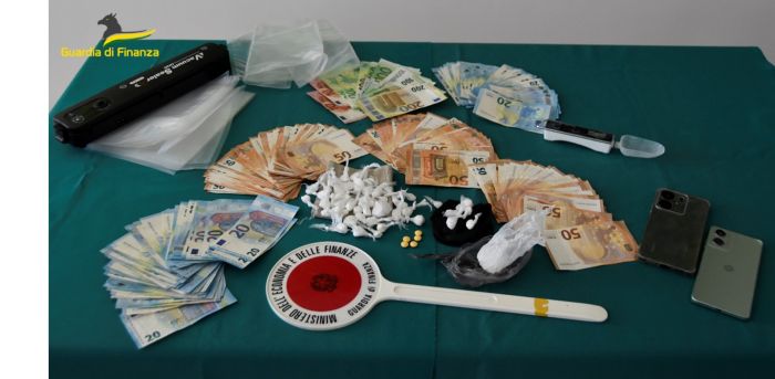 Blitz Finanza, arrestato giovane spacciatore con 40 dosi di cocaina e 10.000 euro in contanti