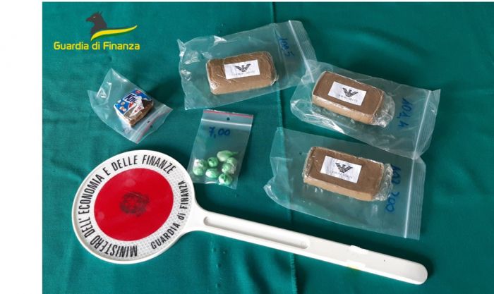 Nasconde 8 dosi di cocaina in bocca e 300 grammi di hashish “griffati” tra i cespugli: arrestato