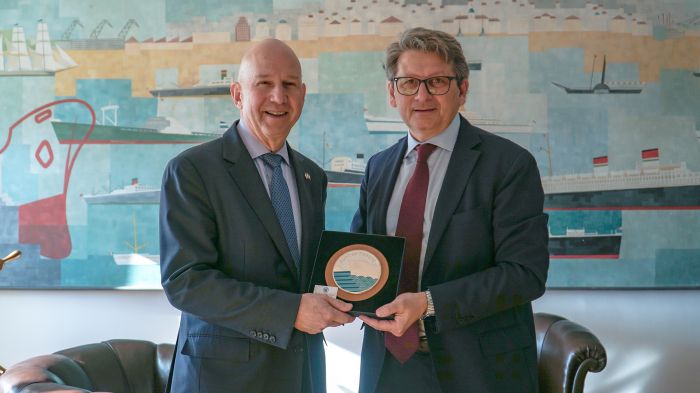 Ambasciatore Usa in visita da Zeno d'Agostino, crisi Mar Rosso e sviluppo porto al centro dell’incontro 