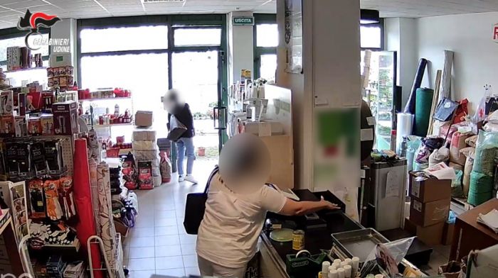 Rubano tremila euro con destrezza da un negozio di agraria: arrestata coppia di donne veneto-toscana 