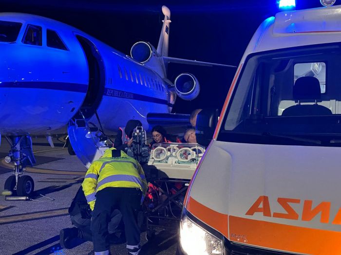 Trasporto sanitario,  neonato in pericolo di vita trasportato in volo da Lamezia Terme a Roma Ciampino