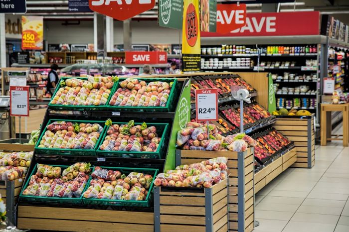Ruba il carrello della spesa al supermercato mentre lui è in bagno: disavventura surreale per un triestino