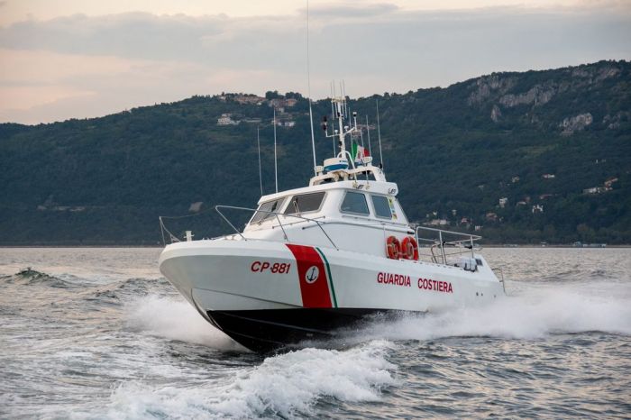 Catamarano fuori controllo, comandante imbriaghela addormentato, patente ritirata e maxi multa