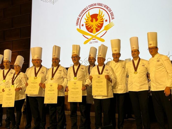 Cinque cuochi triestini insigniti del Collegium Cocorum della Federazione Italiana Cuochi