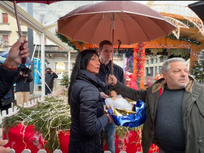 Monfalcone, deposta nel presepe di piazza della Repubblica la statuina donata alla città da un concittadino anonimo