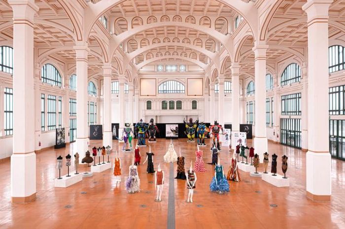 Trieste, al Salone degli Incanti la mostra SCART: l’arte del riuso trasforma i rifiuti in bellezza