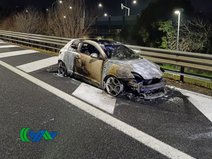 Raccordo per Venezia, vettura a fuoco sullo svincolo