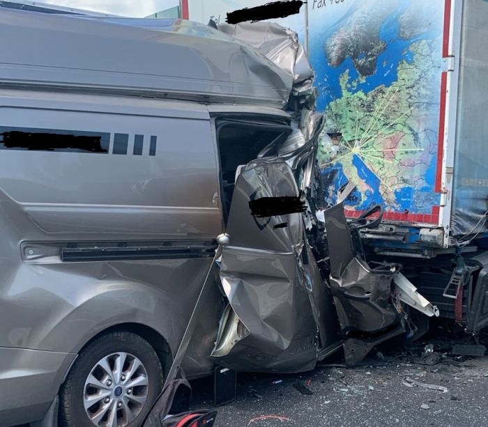 Dramma in A4 direzione Trieste, scontro autoarticolato - furgone: persona perde la vita 