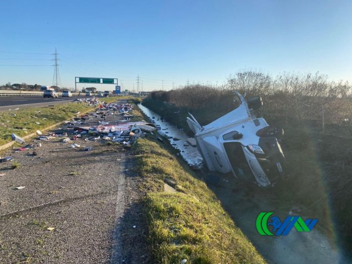 Veneto, tamponamento sulla A57: autocarro rovesciato e carico disperso, traffico rallentato