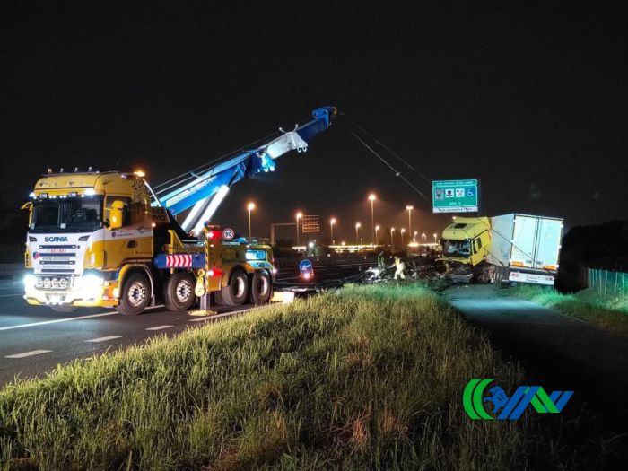 Paura in A4: tir travolge le barriere e finisce fuori carreggiata, caos nella notte verso Milano (FOTO)